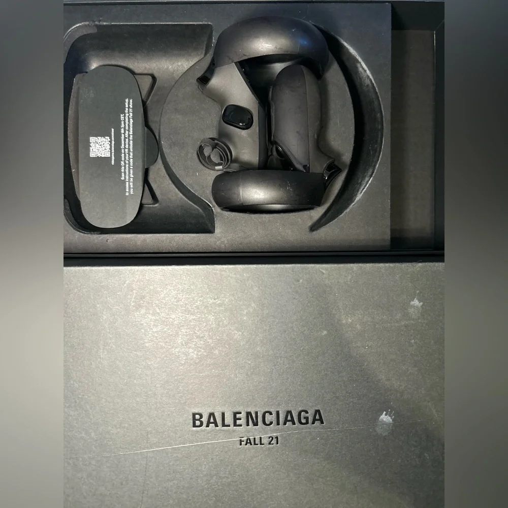 RARE Balenciaga Fall 21 Oculus VR